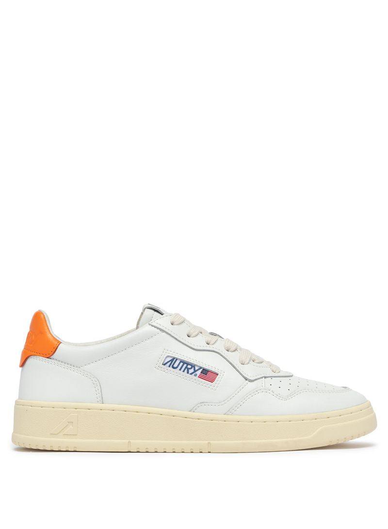 AUTRY - Basket Medalist Low cuir blanc / PrOrange