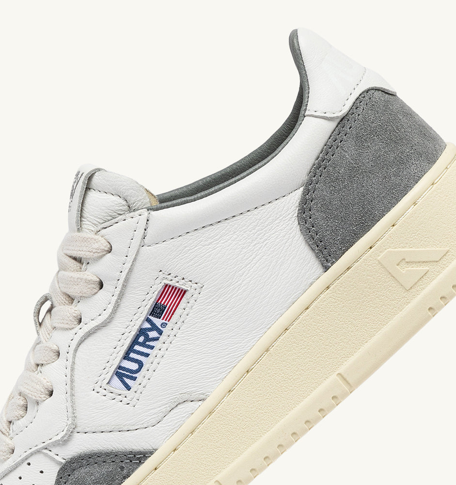 AUTRY - Basket Medalist Low cuir daim blanc / gris