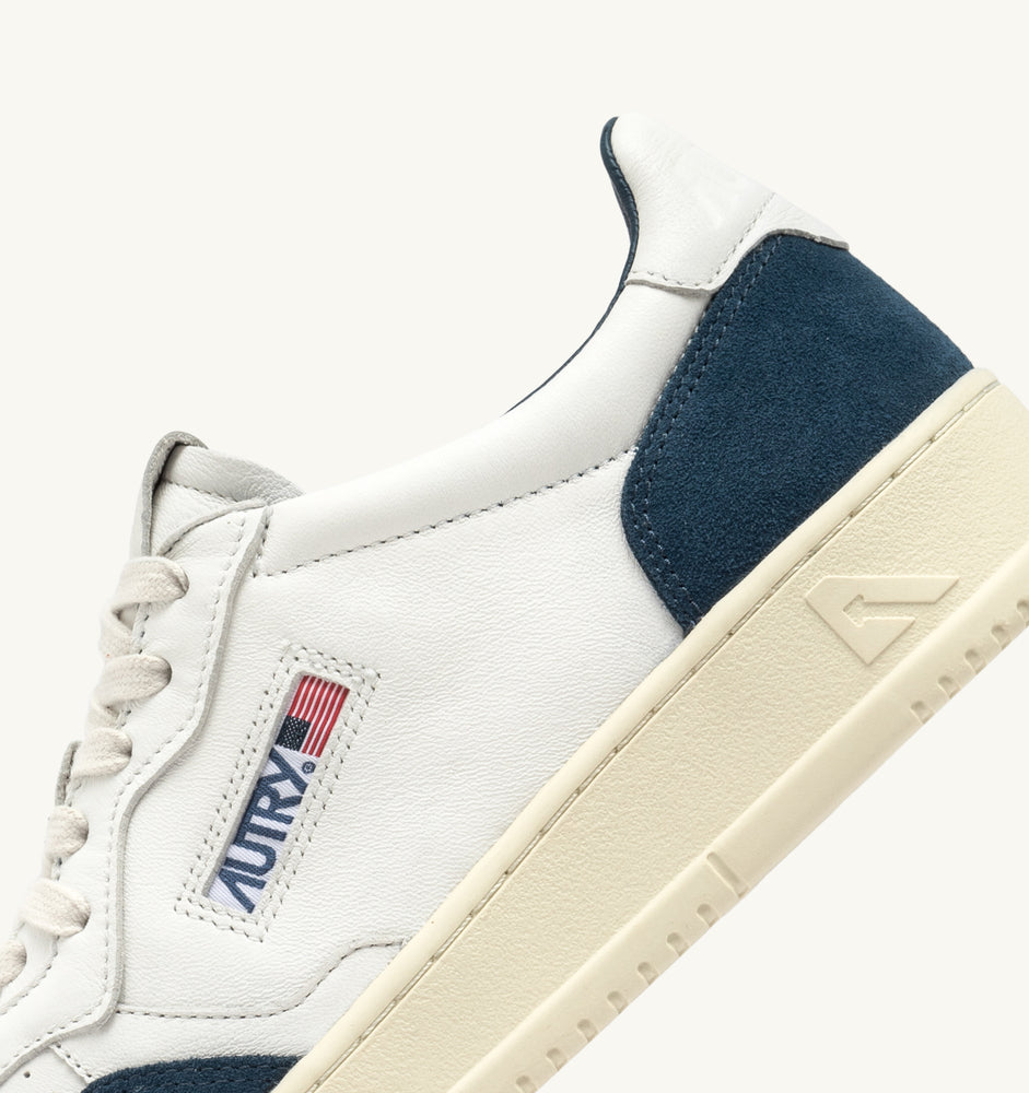 AUTRY - Basket Medalist Low cuir daim blanc / bleu Capri