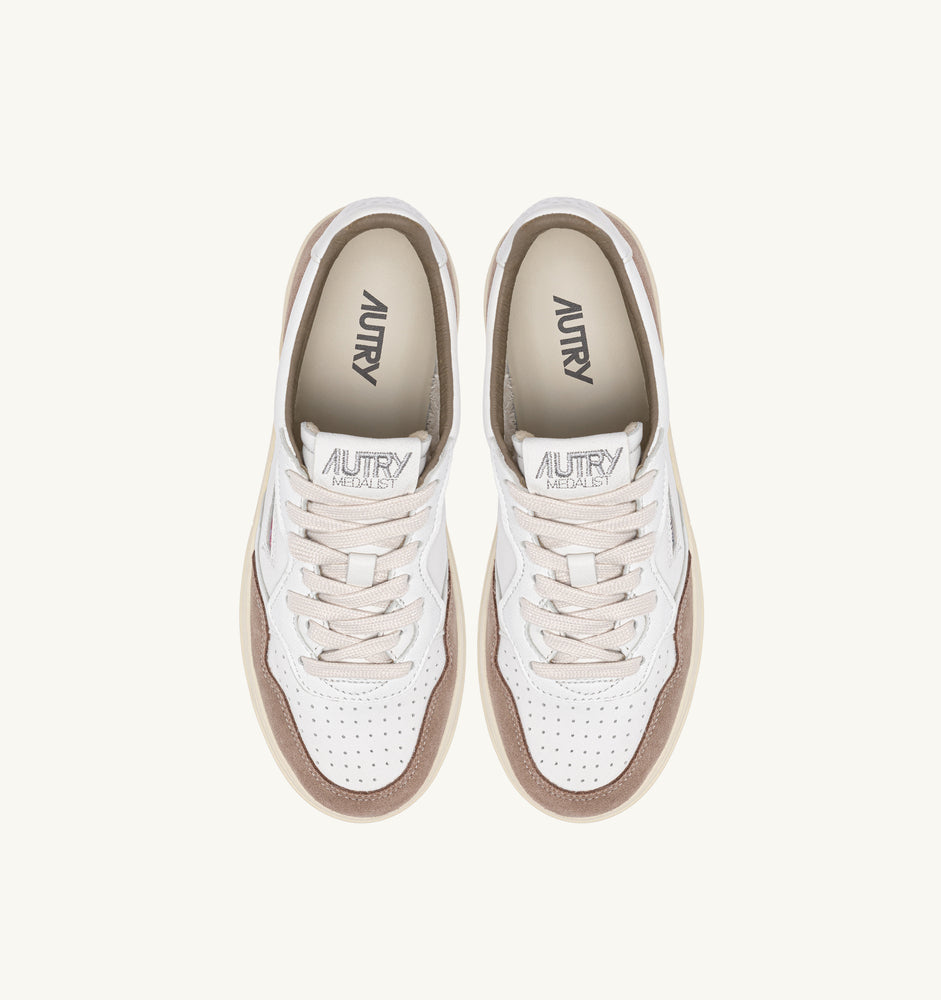 AUTRY - Basket Medalist Low cuir daim blanc / tabac