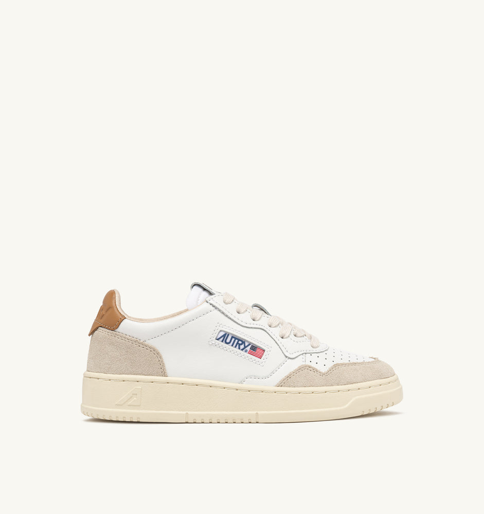 AUTRY - Basket Medalist Low cuir suede White / Brown sugar