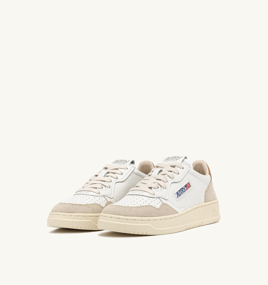 AUTRY - Basket Medalist Low cuir suede White / Brown sugar
