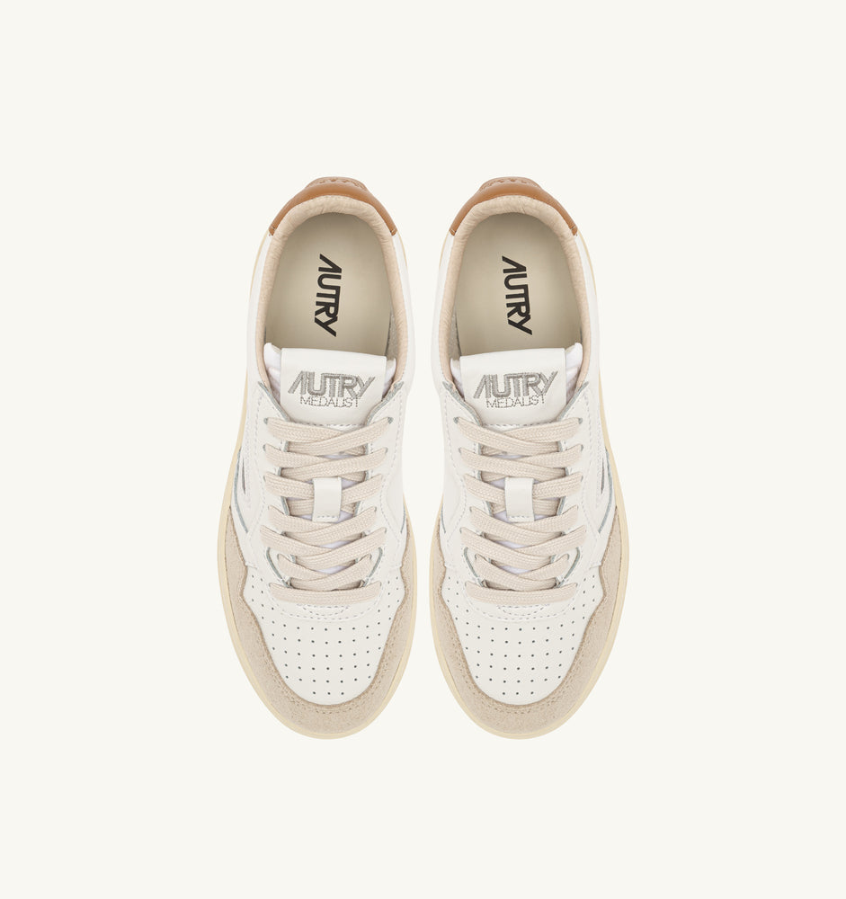 AUTRY - Basket Medalist Low cuir suede White / Brown sugar