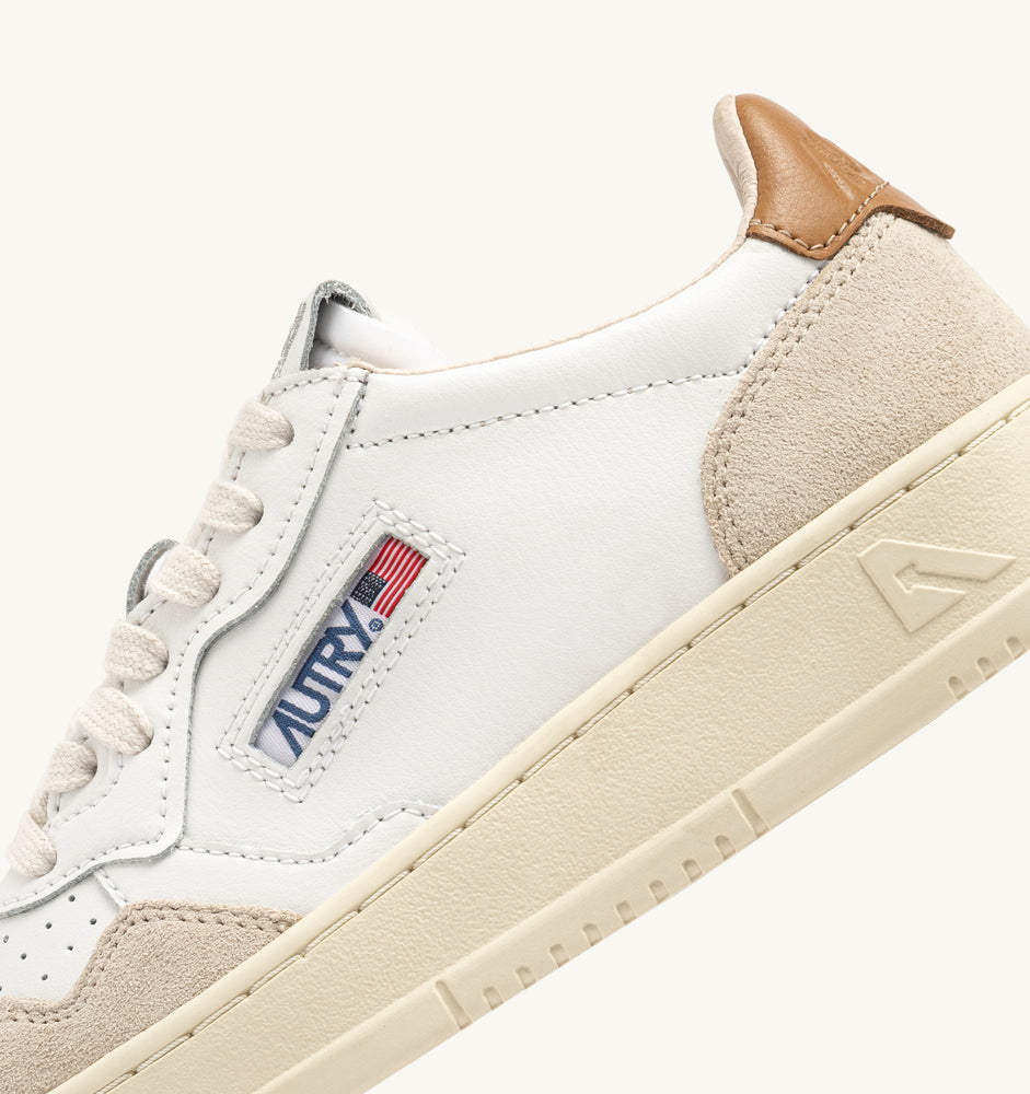 AUTRY - Basket Medalist Low cuir suede White / Brown sugar