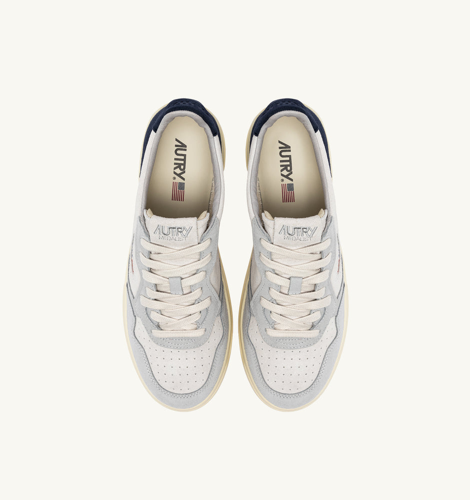 AUTRY - Basket Medalist Low tricolor en daim loft / space blue