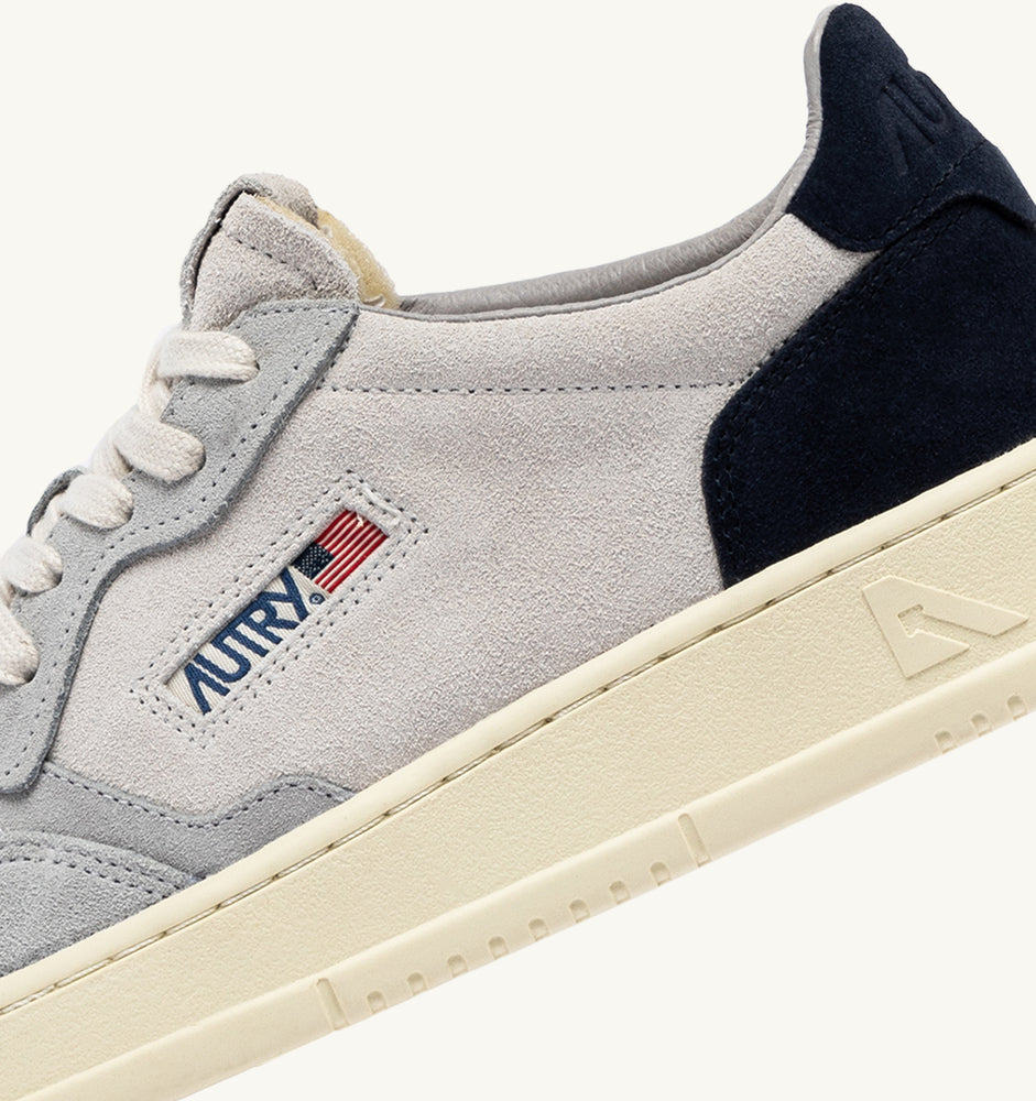 AUTRY - Basket Medalist Low tricolor en daim loft / space blue