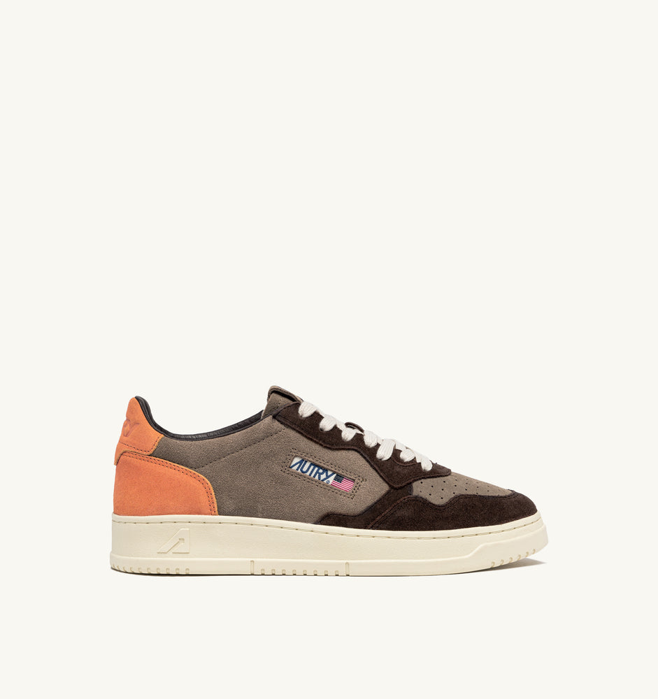 AUTRY - Basket Medalist Low tricolor en daim Moka/Fanta