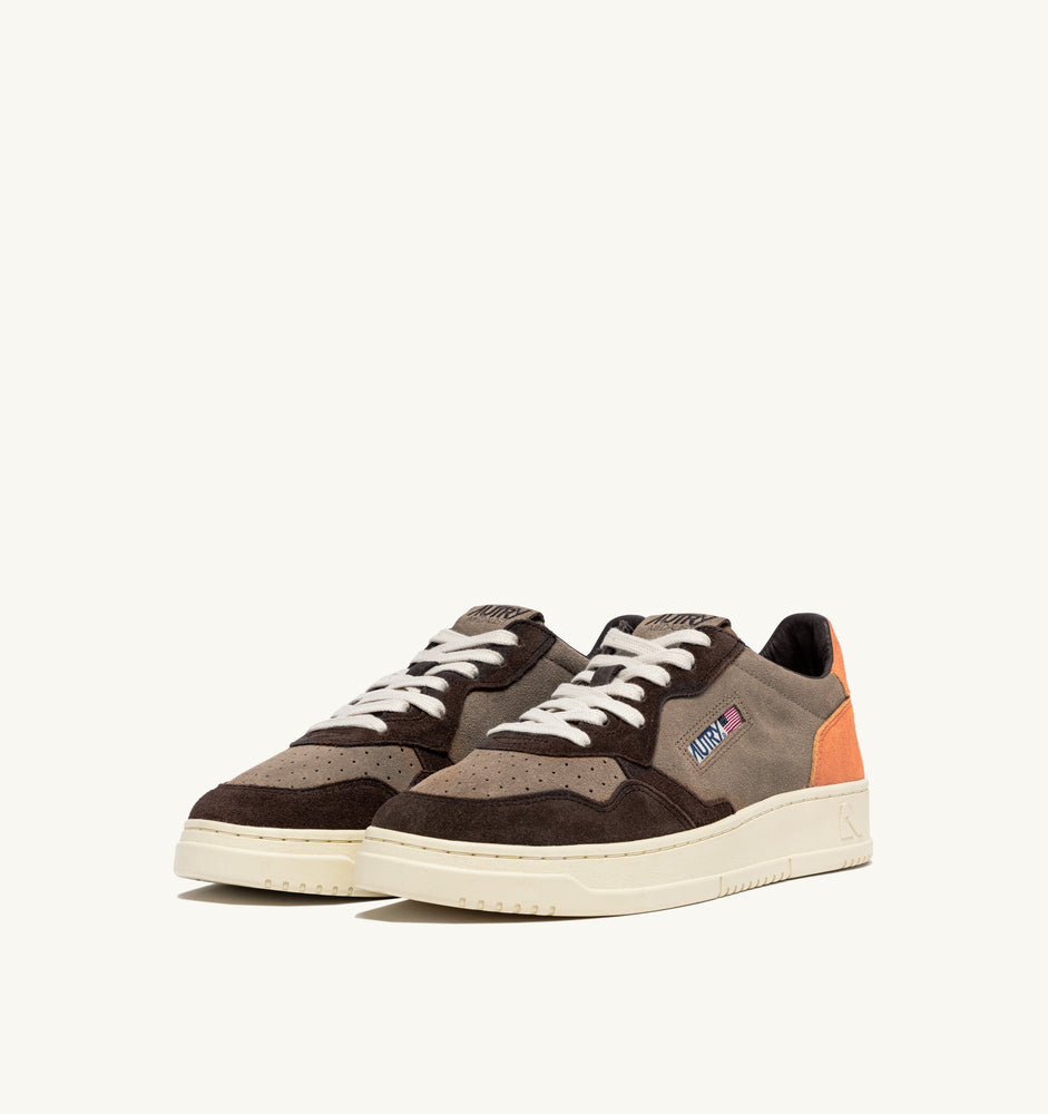 AUTRY - Basket Medalist Low tricolor en daim Moka/Fanta