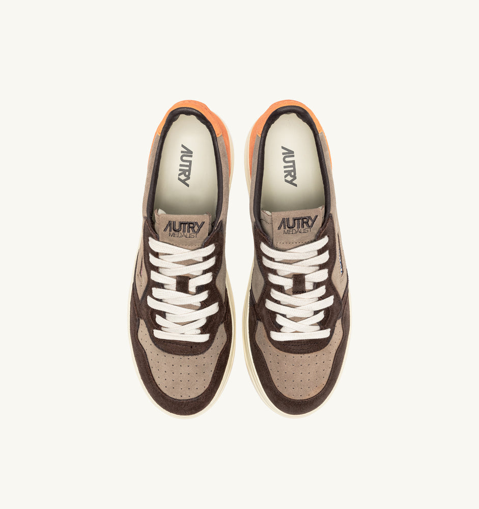 AUTRY - Basket Medalist Low tricolor en daim Moka/Fanta