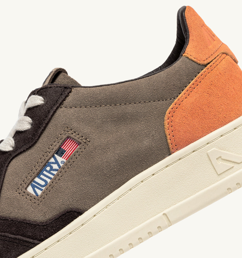 AUTRY - Basket Medalist Low tricolor en daim Moka/Fanta
