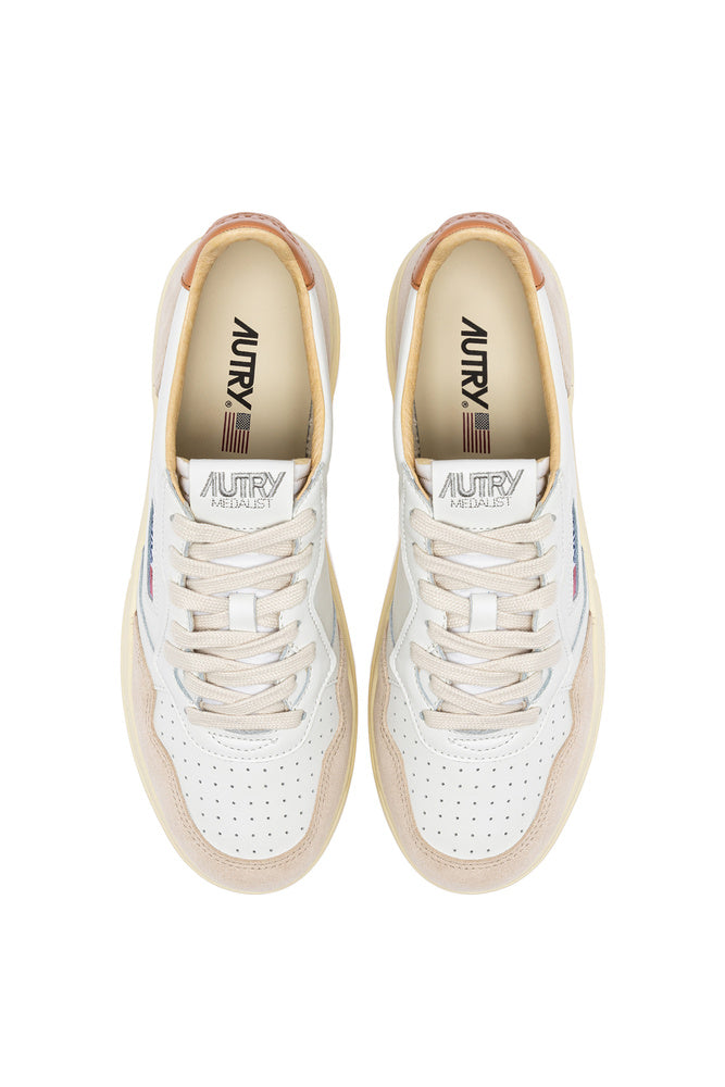 AUTRY - Basket Medalist Low cuir et daim blanc / sand storm