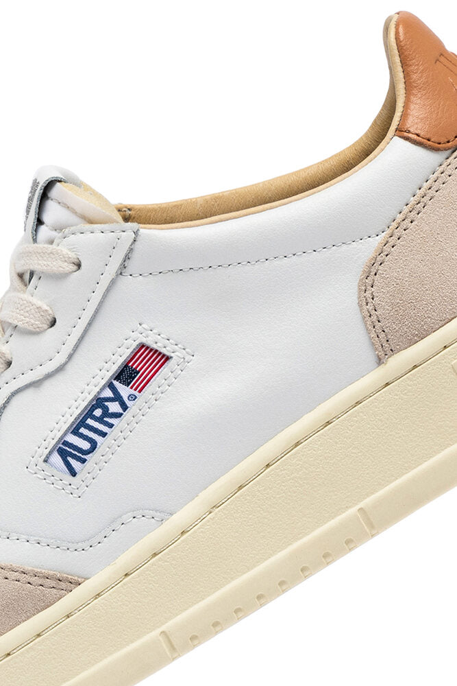 AUTRY - Basket Medalist Low cuir et daim blanc / sand storm
