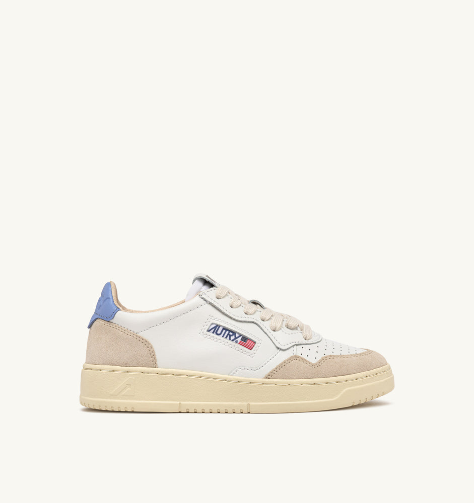 AUTRY - Basket Medalist Low cuir suede White / Della Robbia Bleu