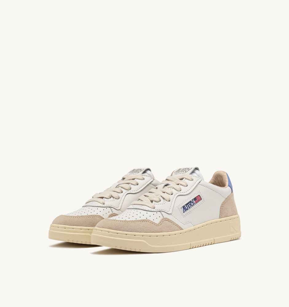 AUTRY - Basket Medalist Low cuir suede White / Della Robbia Bleu