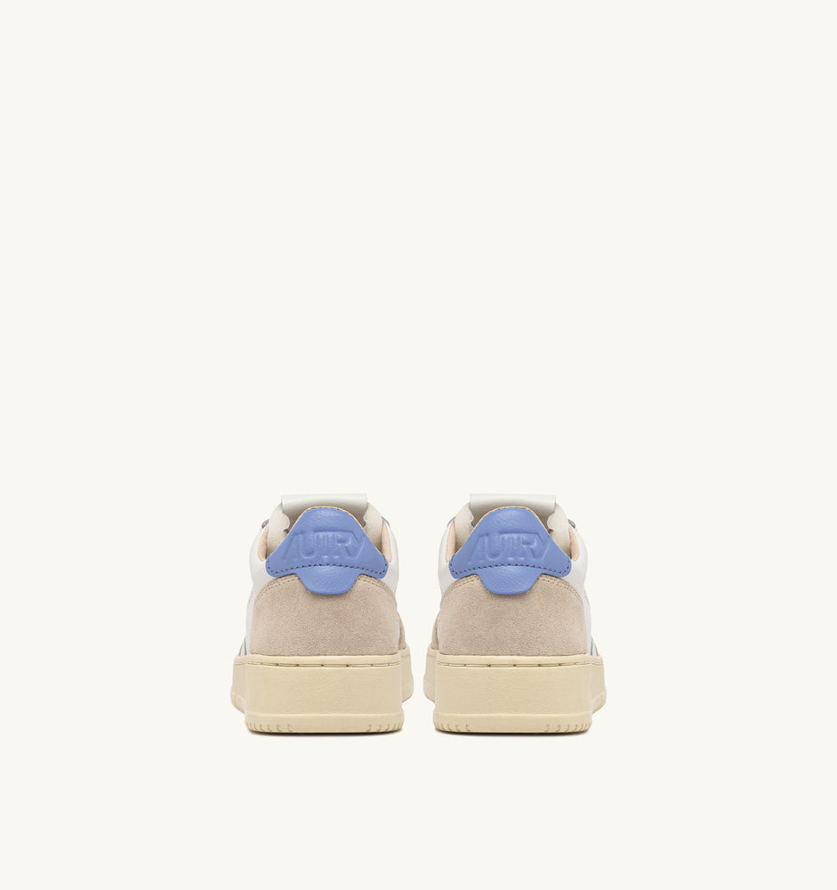 AUTRY - Basket Medalist Low cuir suede White / Della Robbia Bleu