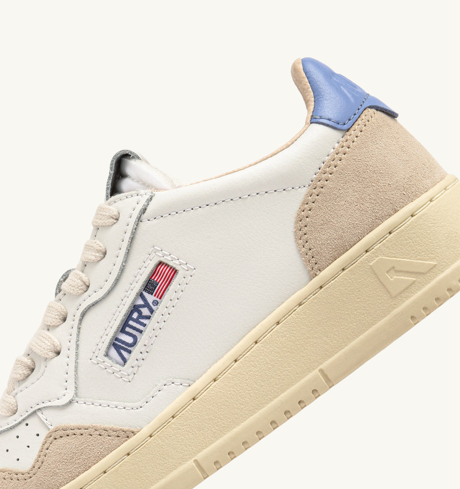 AUTRY - Basket Medalist Low cuir suede White / Della Robbia Bleu