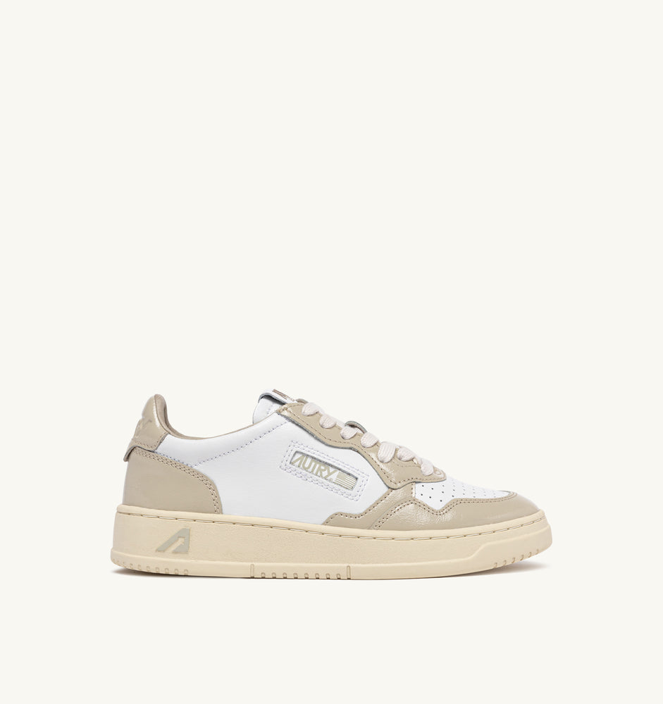 AUTRY - Basket Medalist Bicolor cuir vernis White / Tidal Foam