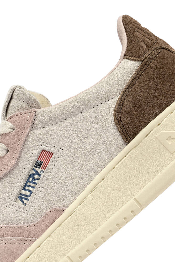 AUTRY - Basket Medalist Low tricolor en daim beige / rose et texas