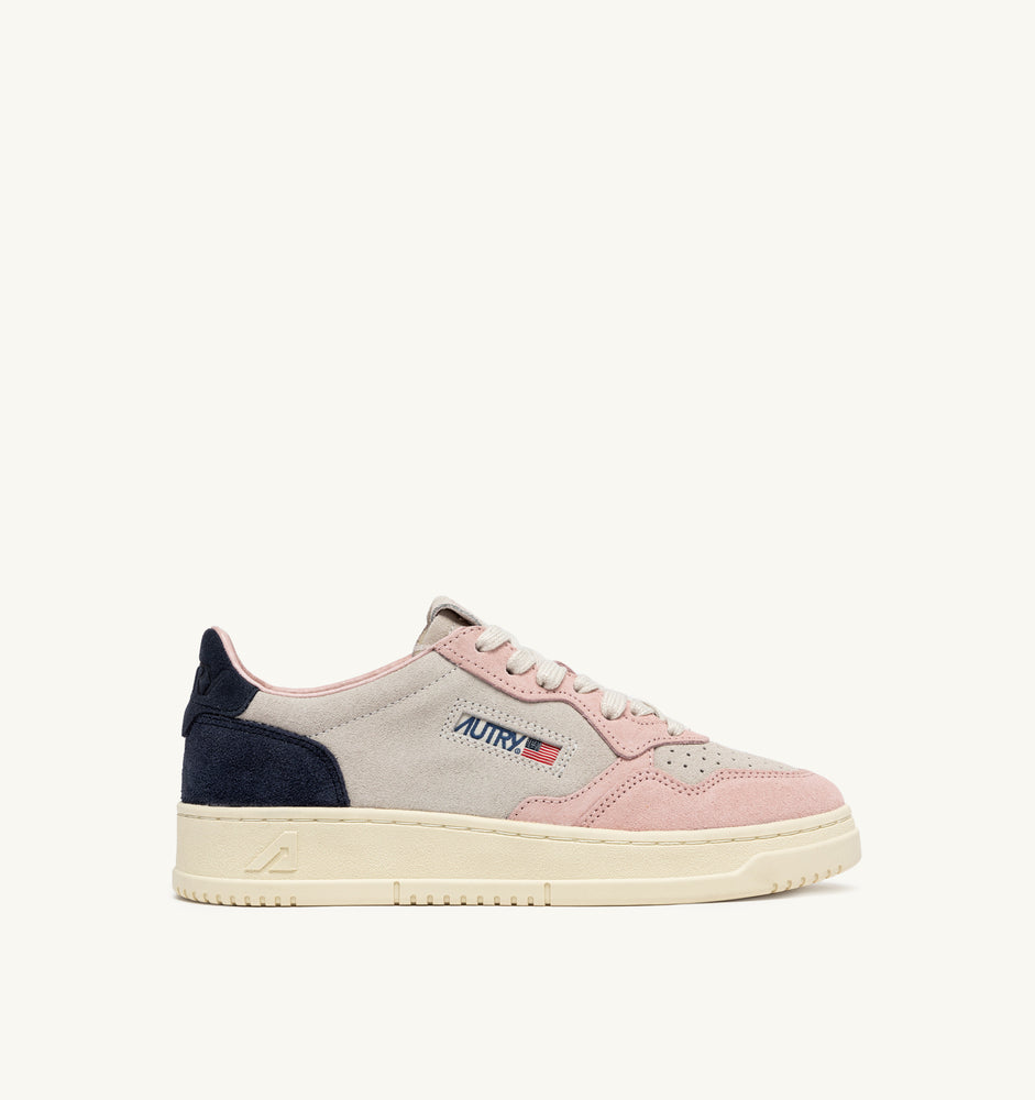 AUTRY - Basket Medalist Low tricolor en daim rose/bleu
