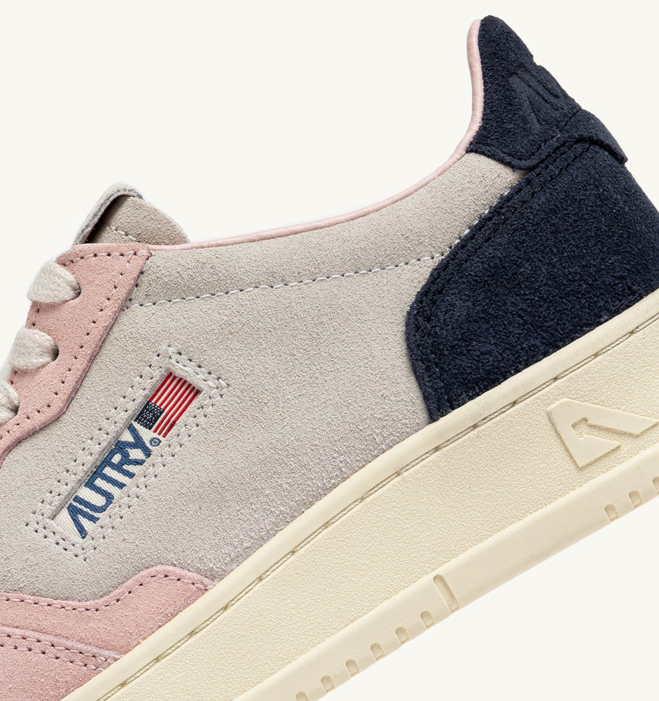 AUTRY - Basket Medalist Low tricolor en daim rose/bleu