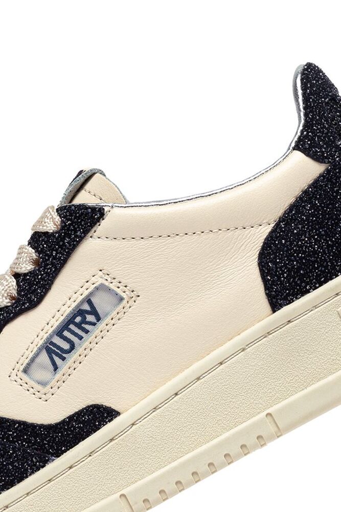 AUTRY - Basket Medalist Bicolor cuir et paillettes Ecru/blue