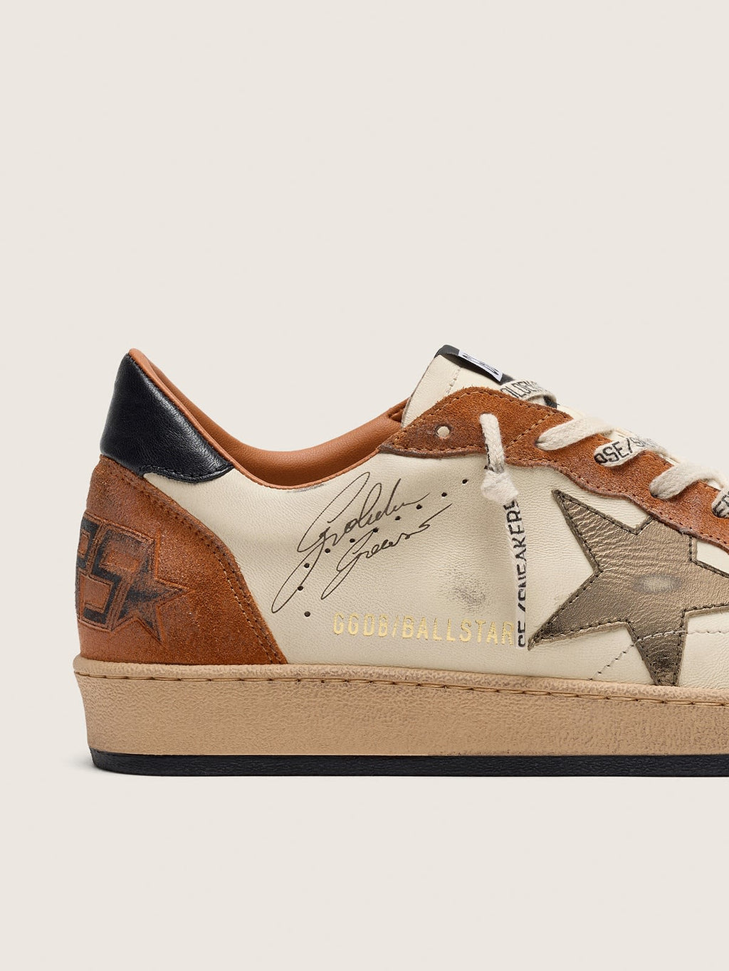 Golden Goose - Ball Star en Cuir Ecru Daim rouille et étoilé dorée