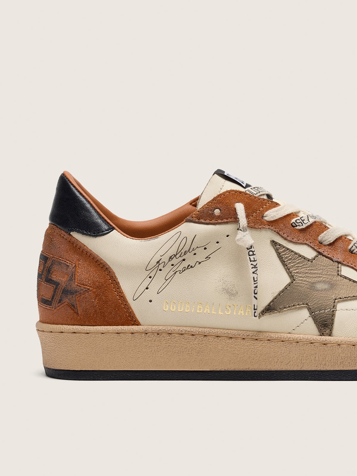 Golden Goose - Ball Star en Cuir Ecru Daim rouille et étoilé dorée