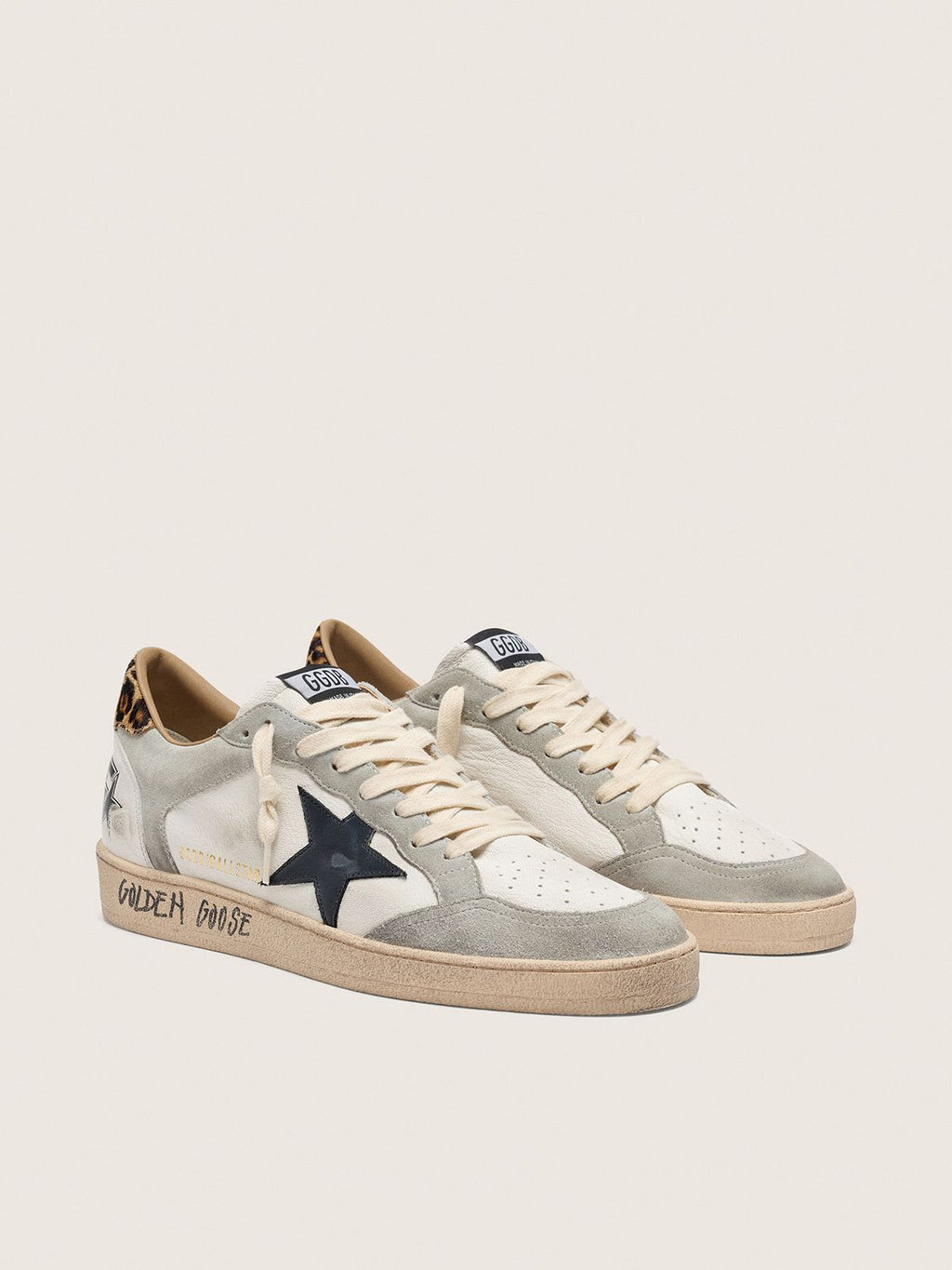 Golden Goose - Ball Star en Cuir Blanc avec etoile en cuir noir et contrefort façon léopard