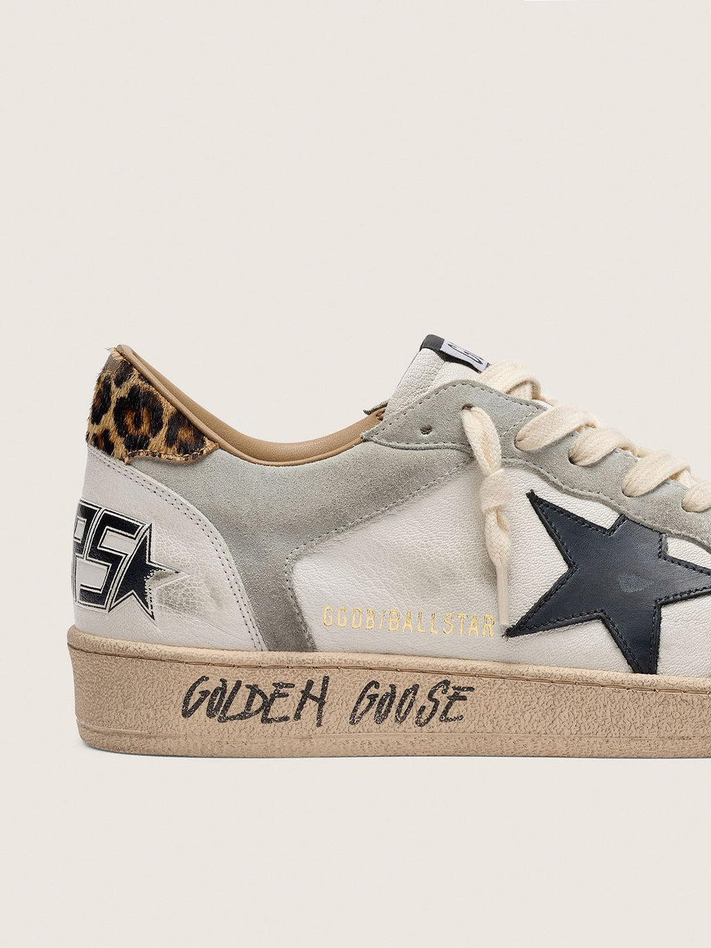 Golden Goose - Ball Star en Cuir Blanc avec etoile en cuir noir et contrefort façon léopard