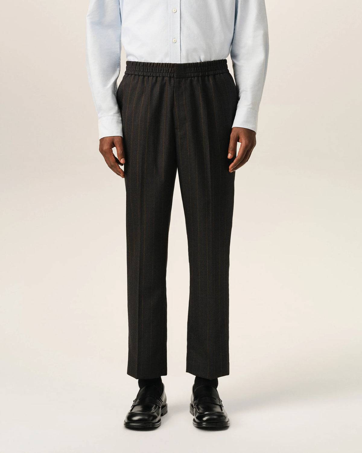 AMI - Pantalon taille élatiqué rayé Gris/Marron Chocolat