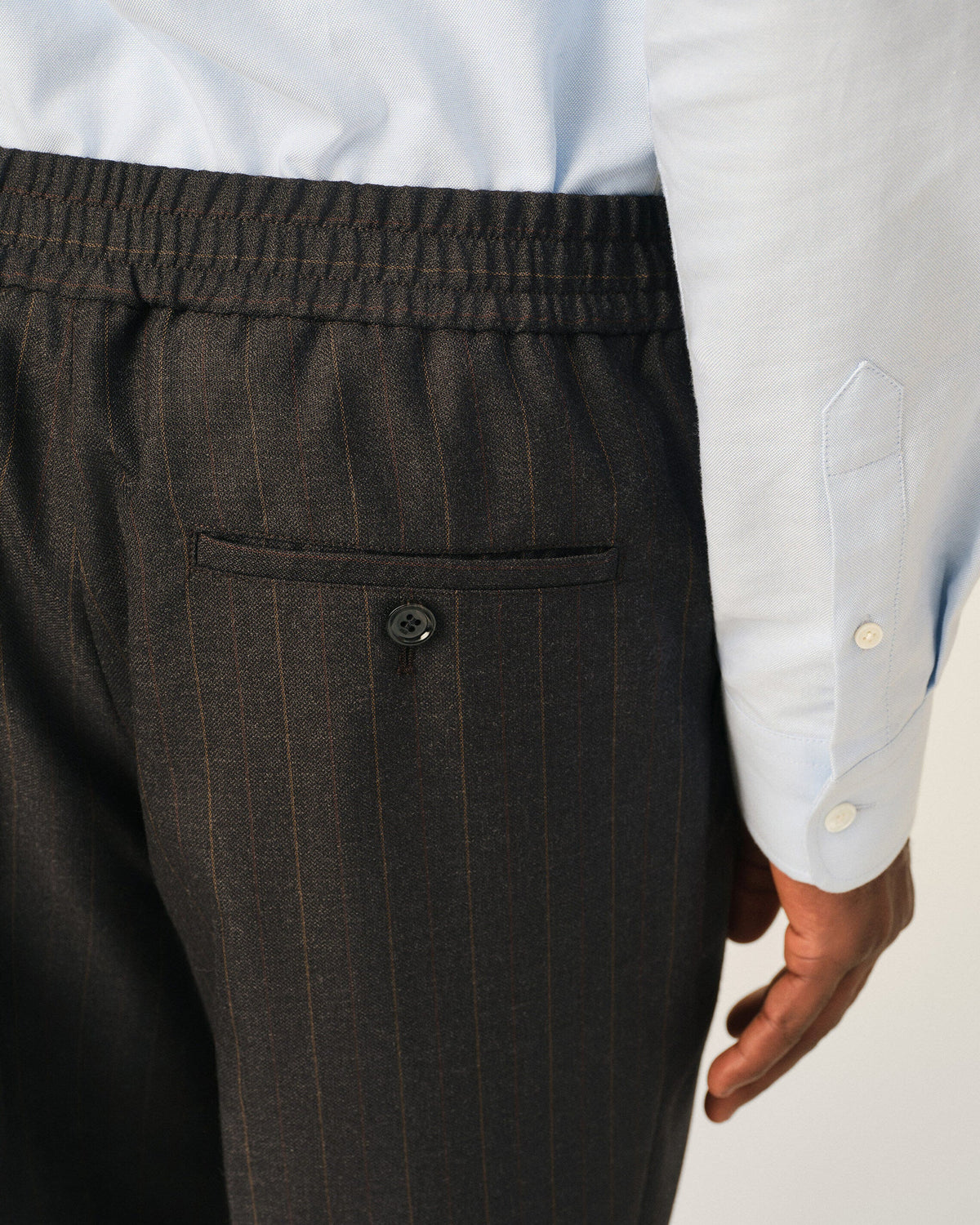 AMI - Pantalon taille élatiqué rayé Gris/Marron Chocolat