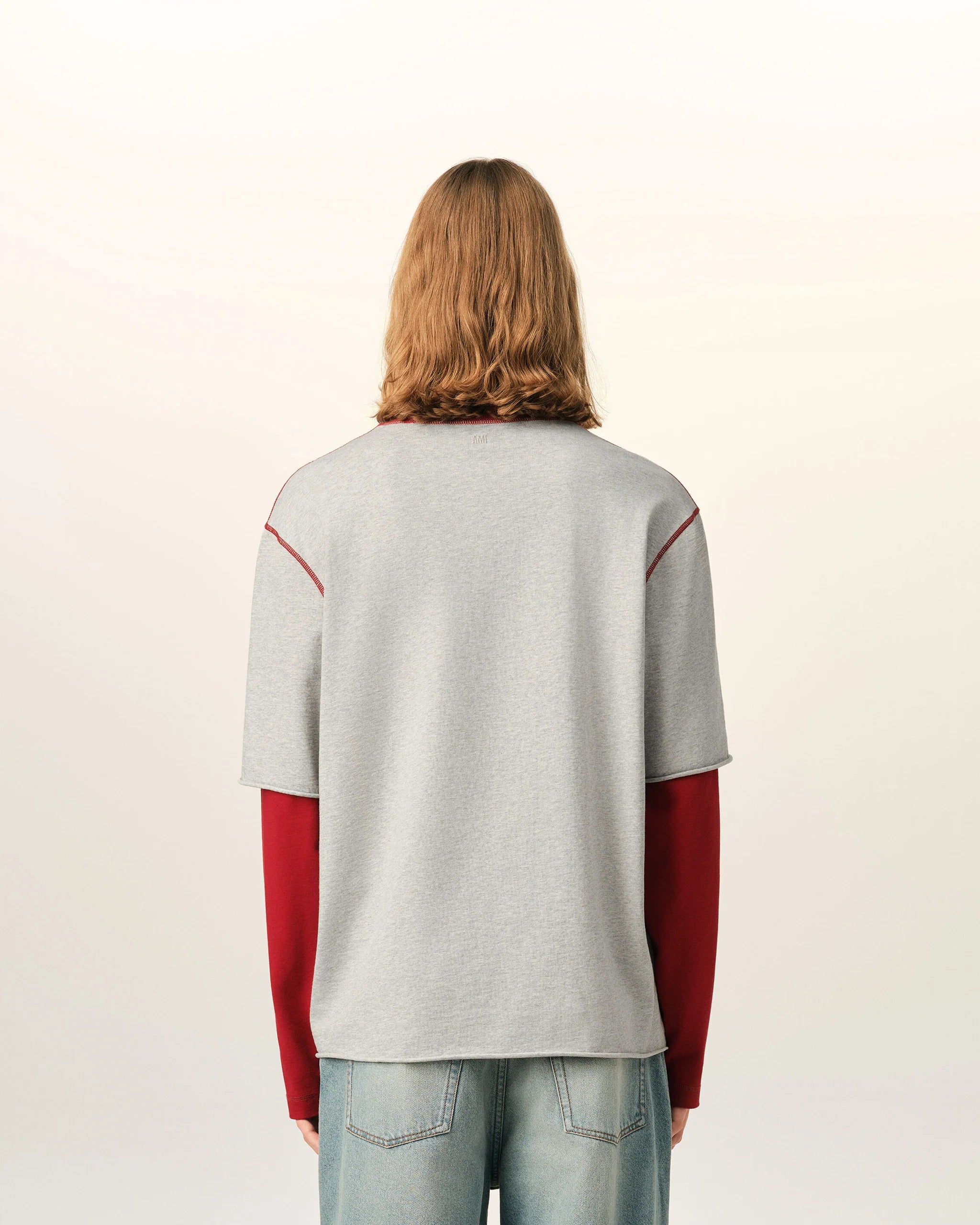 AMI - T-shirt Manches doubles Patch Ami Gris Cendre/Rouge