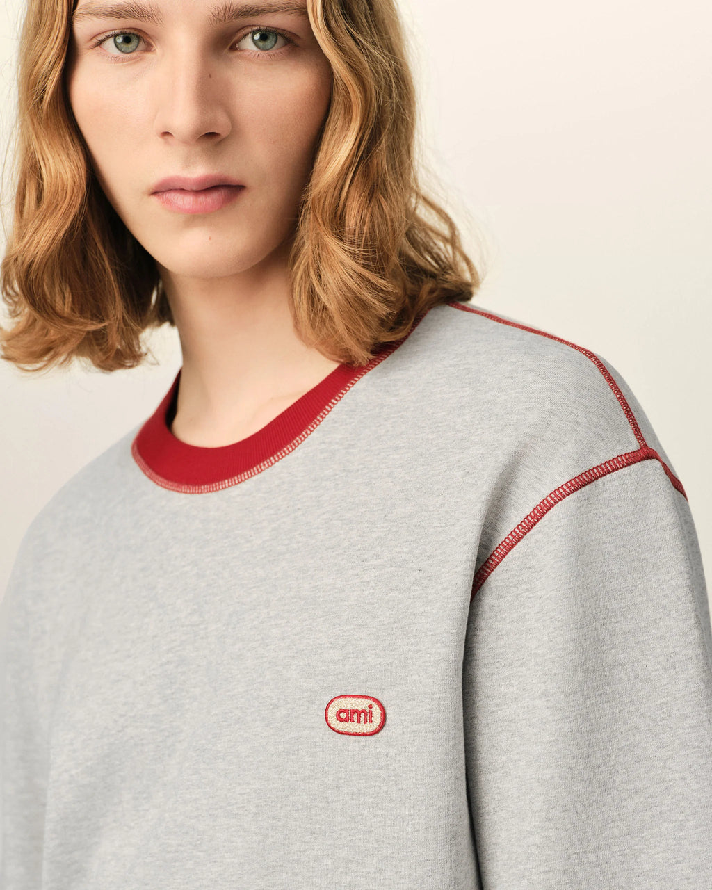 AMI - T-shirt Manches doubles Patch Ami Gris Cendre/Rouge