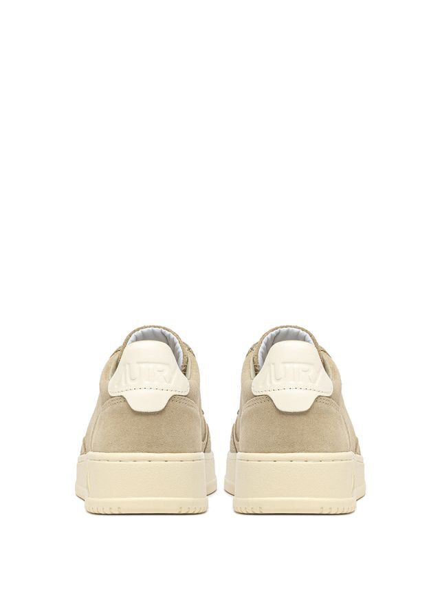 AUTRY - Basket Medalist Low Finish/suede Sponge/white
