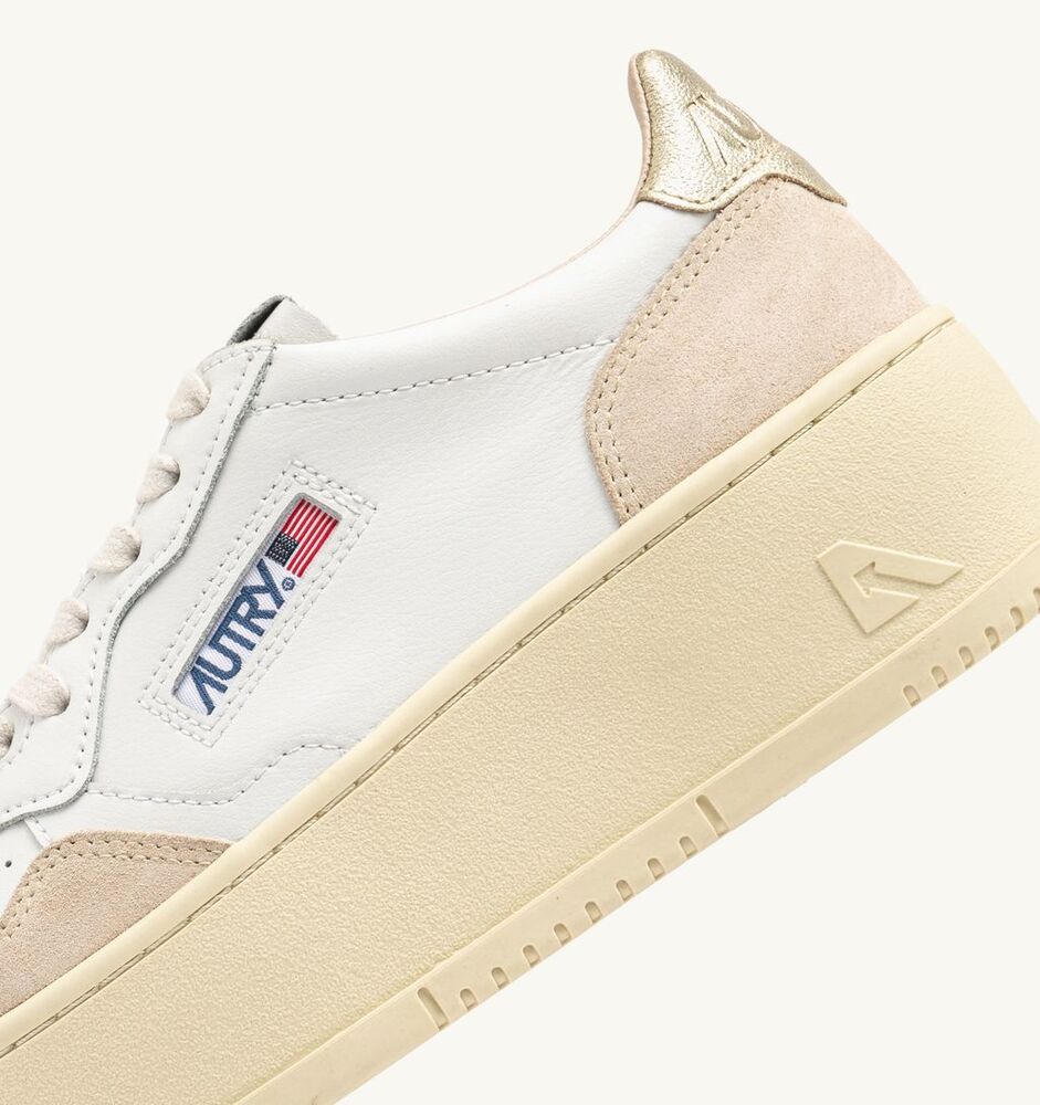 AUTRY - Basket Medalist Platform en daim et cuir blanc et platine