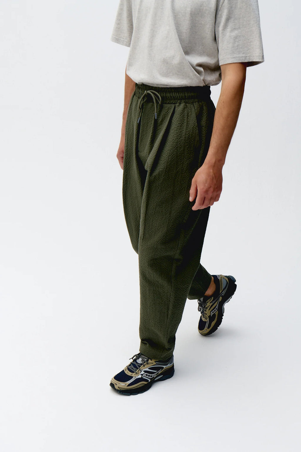 UNFEIGNED - Pantalon Smart Seersucker Kaki