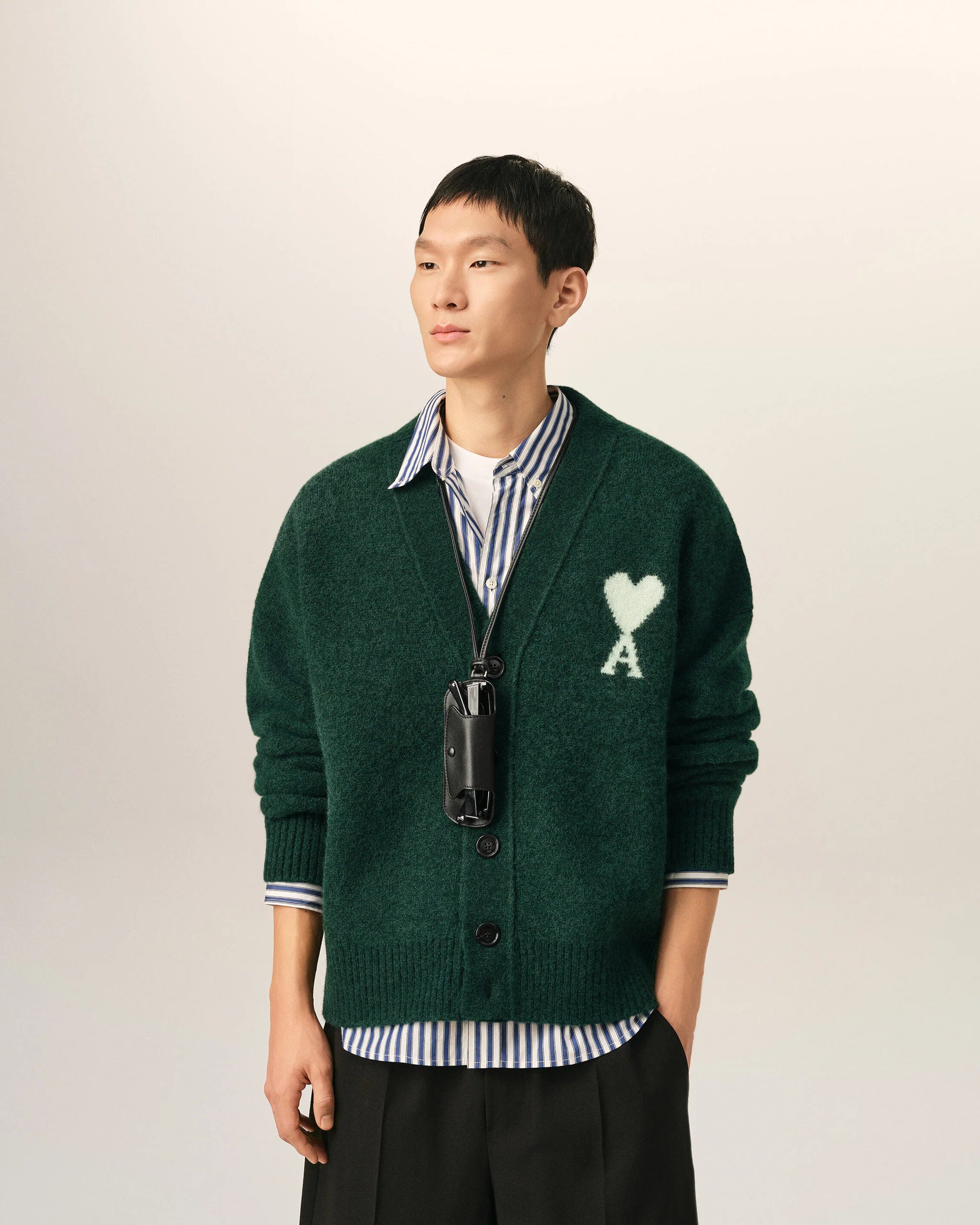 AMI - Cardigan V Neck Ami de coeur en Alpaga Vert Bouteille