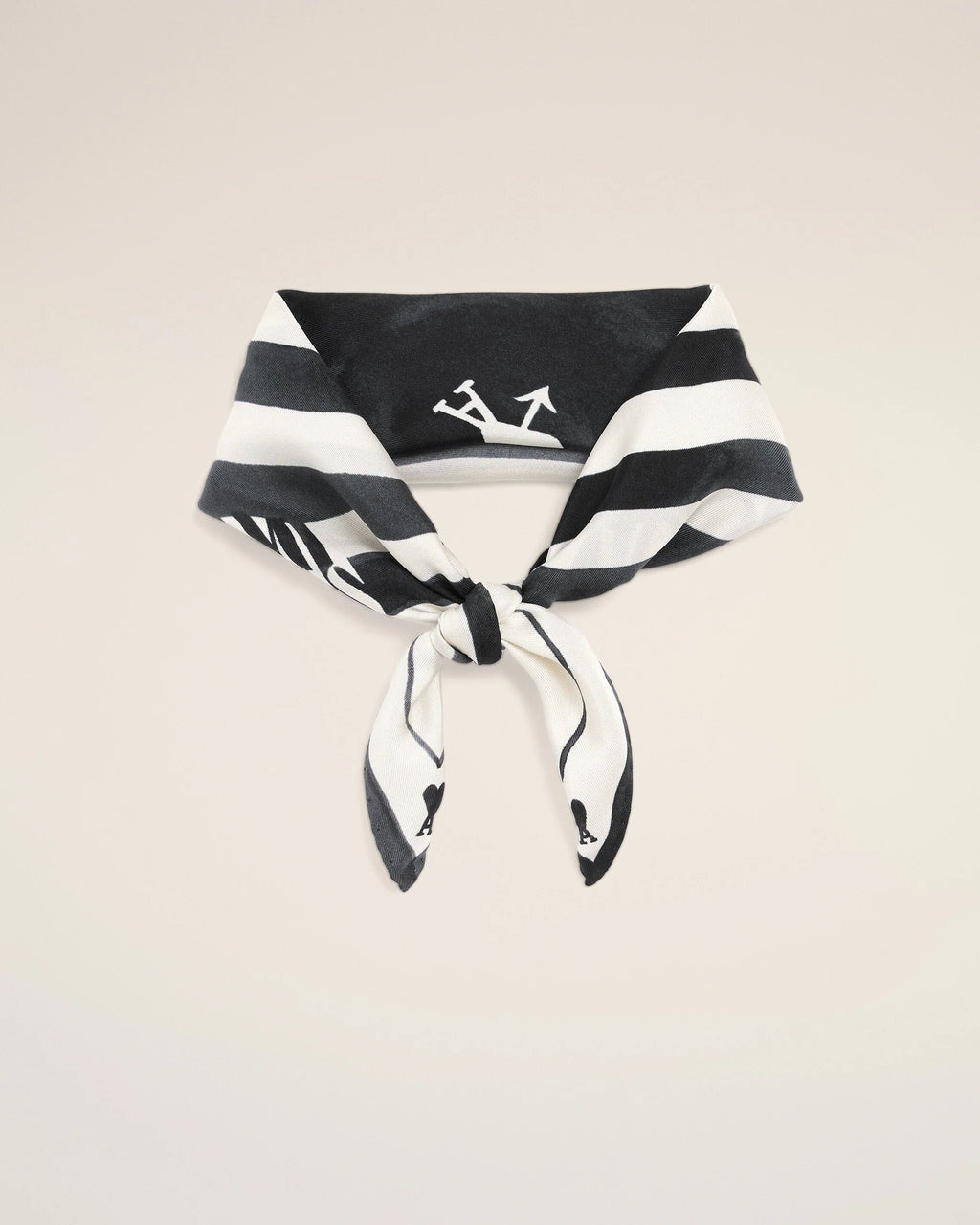 AMI - Foulard Noir Place des Victoires