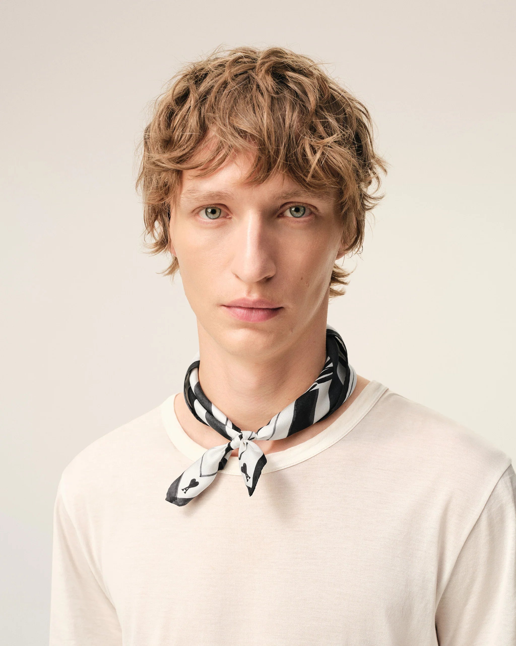 AMI - Foulard Noir Place des Victoires