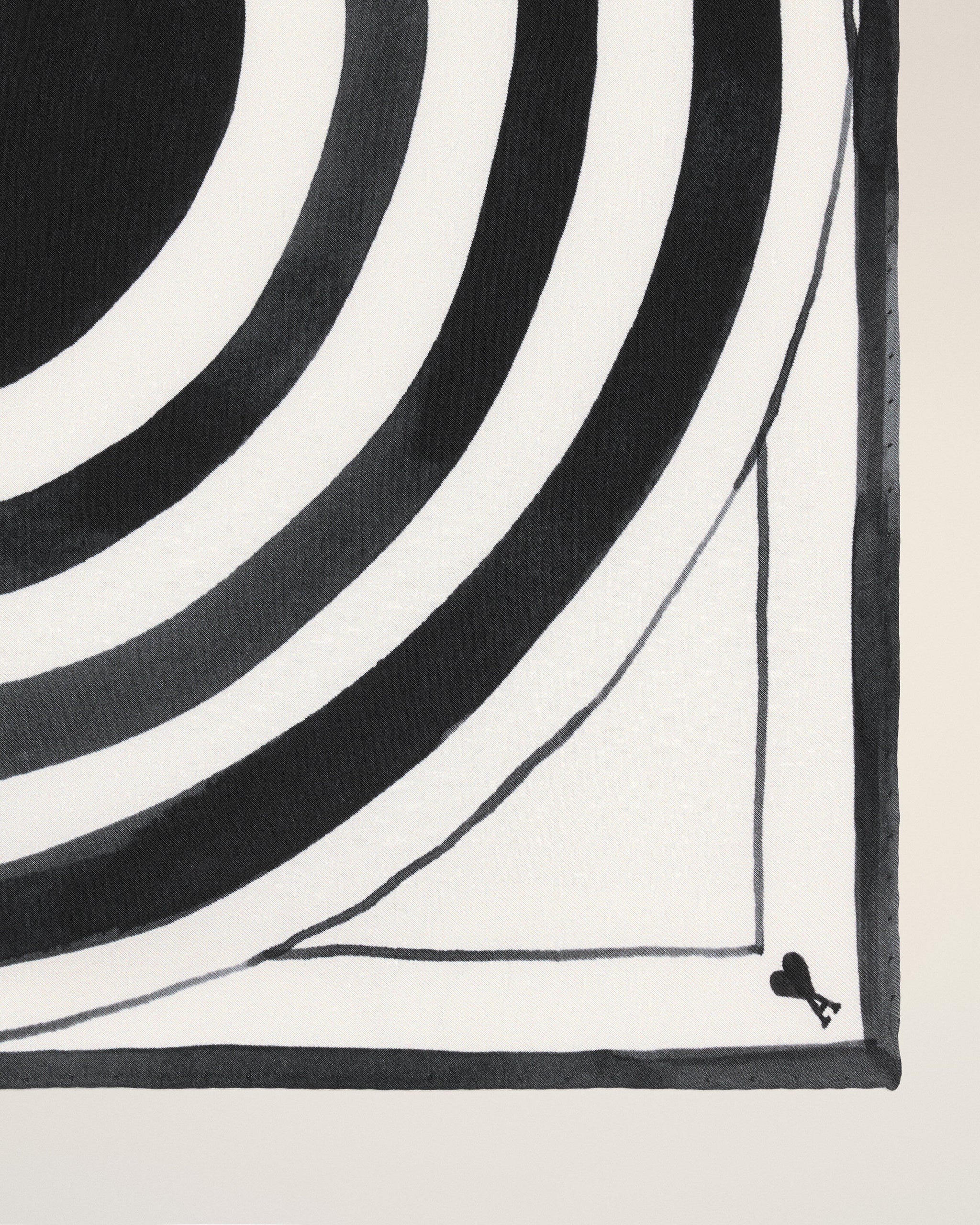 AMI - Foulard Noir Place des Victoires