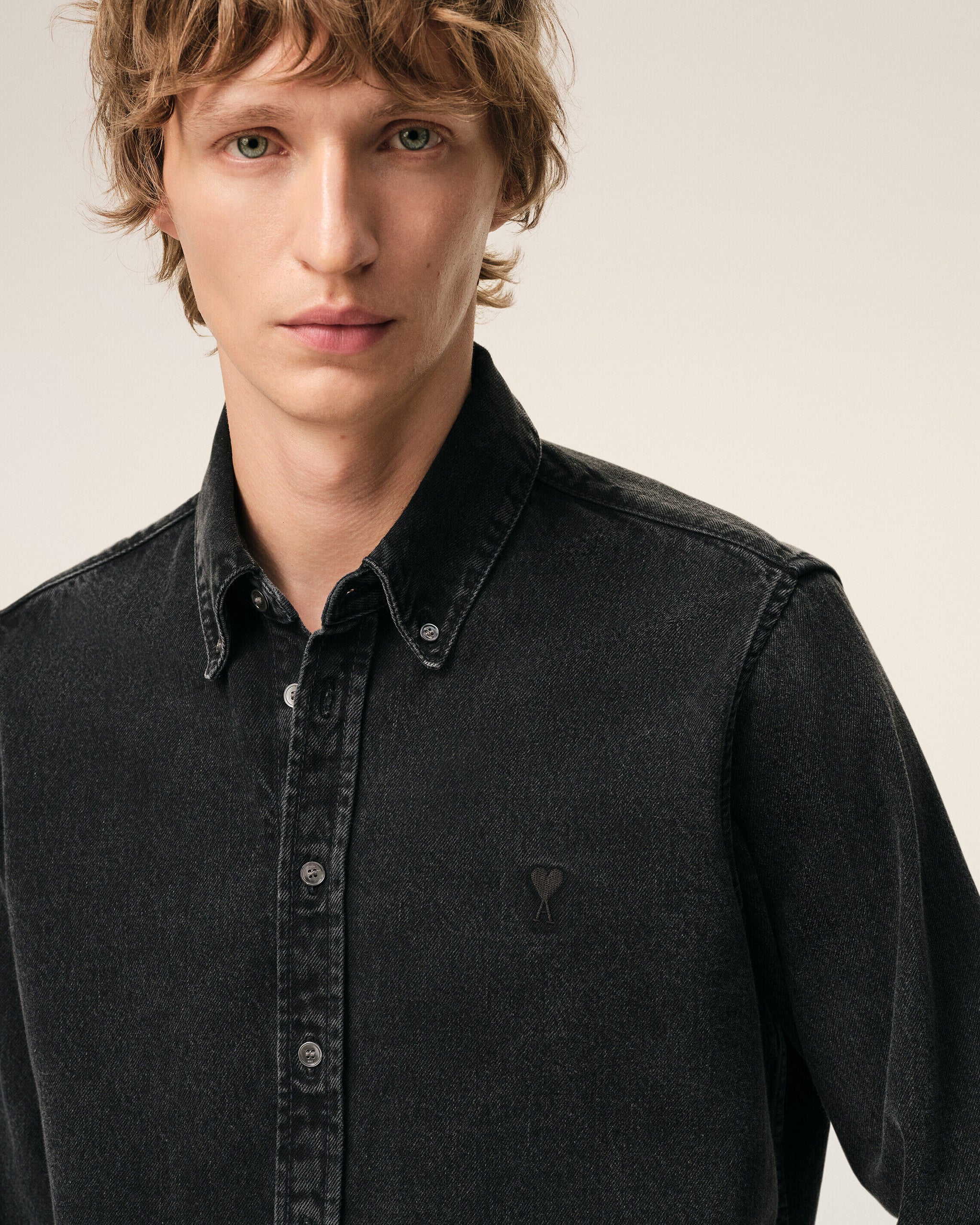 AMI - Chemise Ami de coeur en Denim noir usé