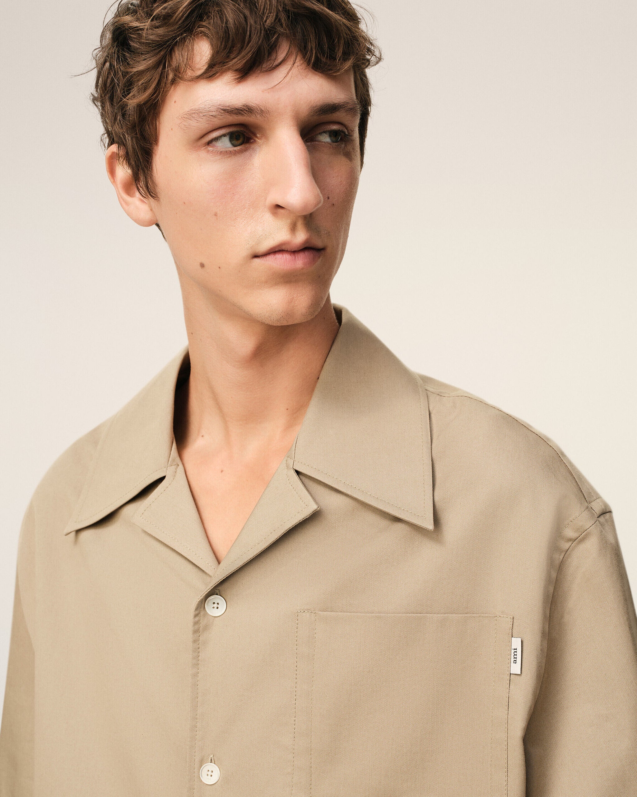 AMI - Chemise Large Manches courtes col requin Beige Taupe