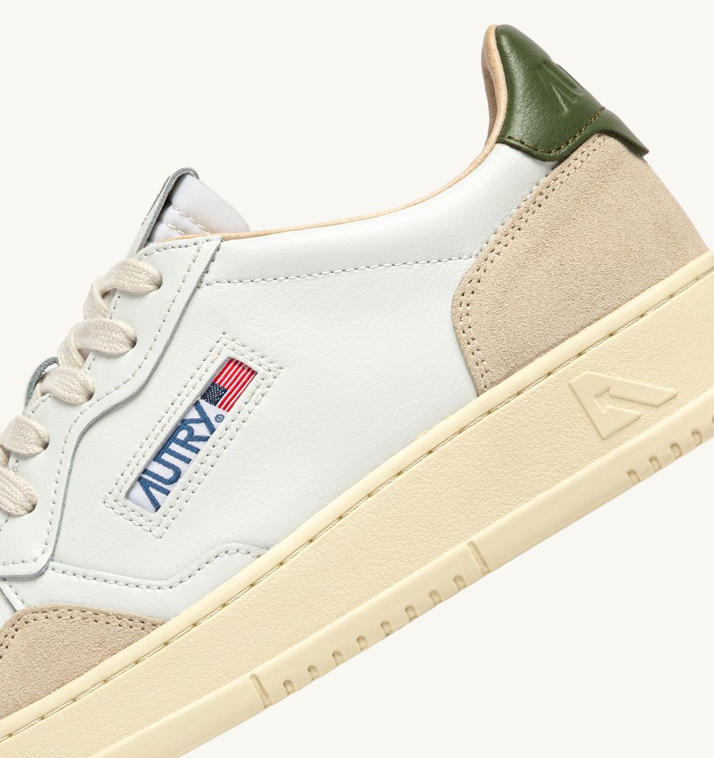 AUTRY - Basket Medalist Low cuir suede White / BronzeGreen