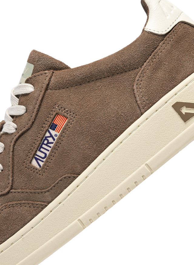 AUTRY - Basket Medalist Low Finish/suede Cigar / White