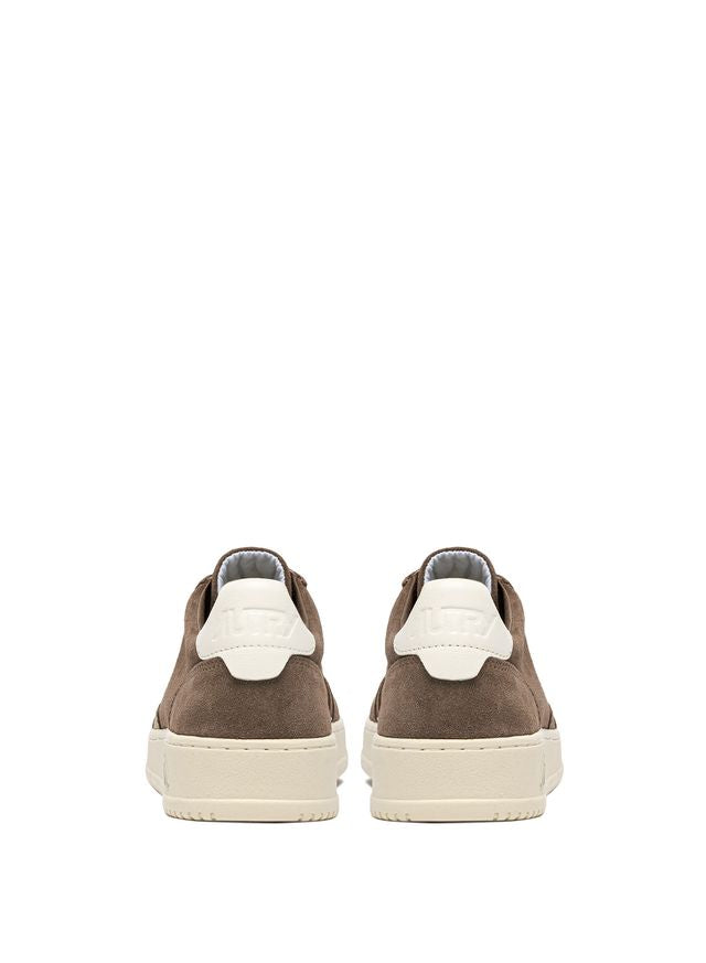 AUTRY - Basket Medalist Low Finish/suede Cigar / White