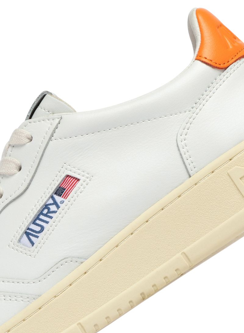 AUTRY - Basket Medalist Low cuir blanc / PrOrange