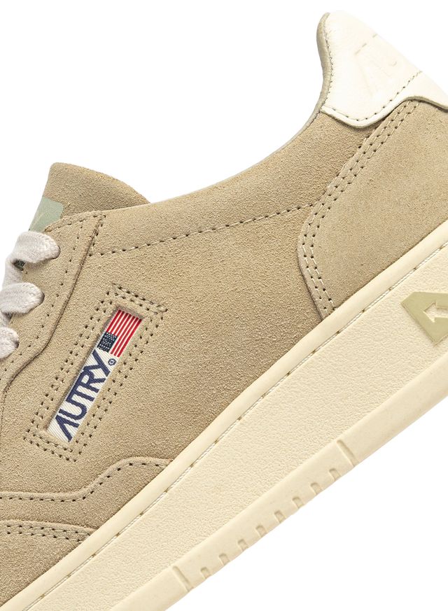 AUTRY - Basket Medalist Low Finish/suede Sponge/white