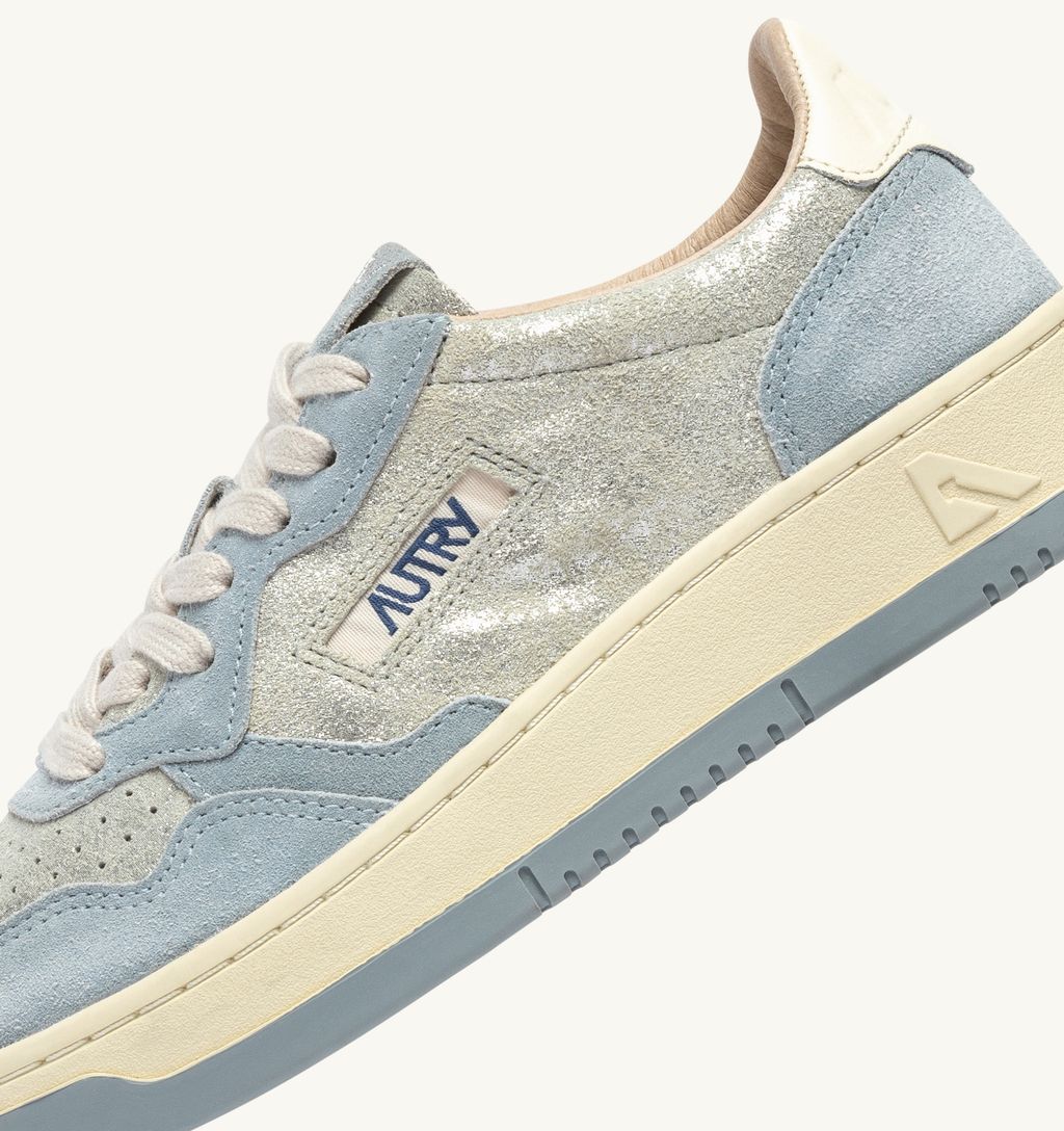 AUTRY - Basket Medalist Low Laminé Cuir / Suede Silver/Pale Blue
