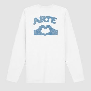Les caractéristiques de la manche longue incluent un graphisme d'Arte, apprécié par la communauté, sérigraphié dans le dos dans une nuance de bleu. Confectionnée en coton épais de haute qualité, cette chemise blanche à manches longues est agréable au toucher, avec une encolure légèrement plus haute et une coupe décontractée.